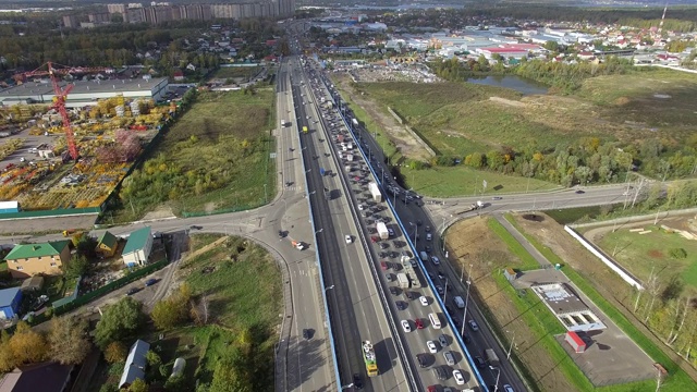 繁忙的城市郊区道路交汇处，鸟瞰图视频素材