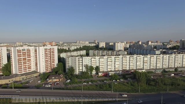 空中城市景观与房屋和道路上的交通。喀山,俄罗斯视频素材