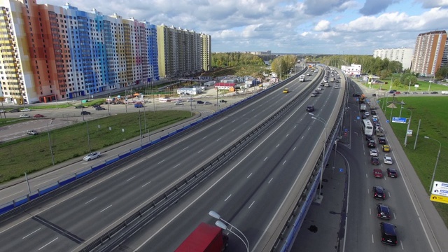 空中城市景观与十字路口和新的公寓街区，俄罗斯视频素材