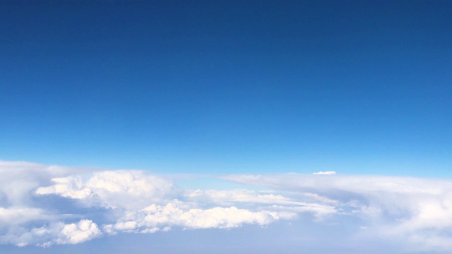 乘飞机旅行时从窗口看天空和云视频素材