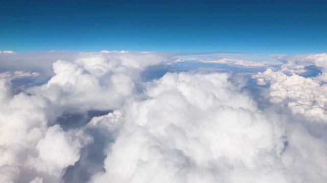 乘飞机旅行时从窗口看天空和云视频素材