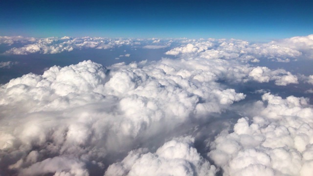 乘飞机旅行时从窗口看天空和云视频素材