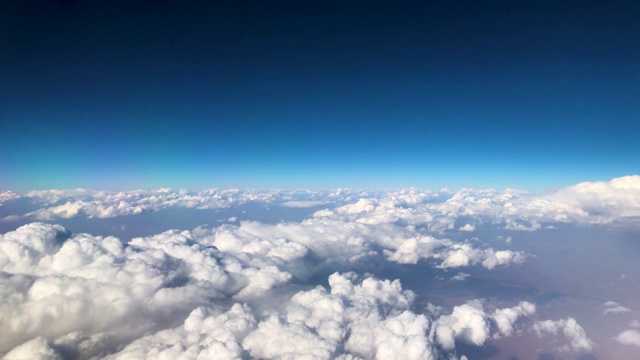 乘飞机旅行时从窗口看天空和云视频素材