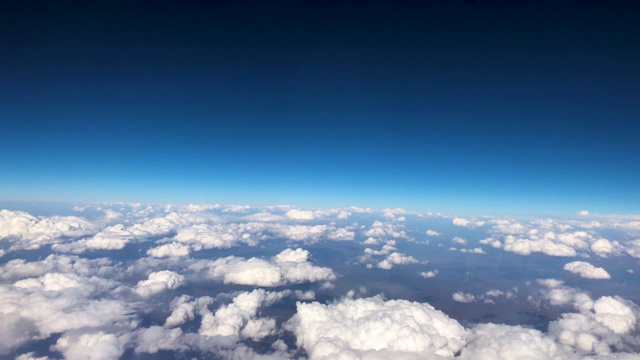 在旅行时从窗口飞机观看地面和天空的空中和云的景象视频素材