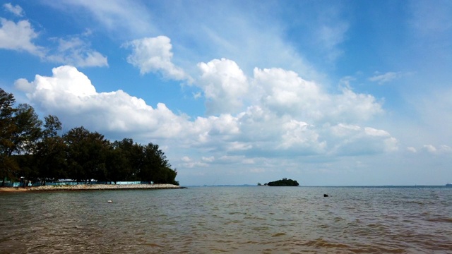 时光流逝的镜头，美丽的热带海滩下阴天和晴天视频素材