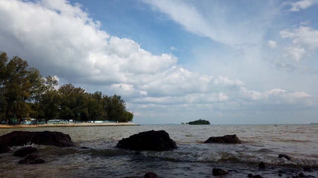 时光流逝的镜头，美丽的热带海滩下阴天和晴天视频素材