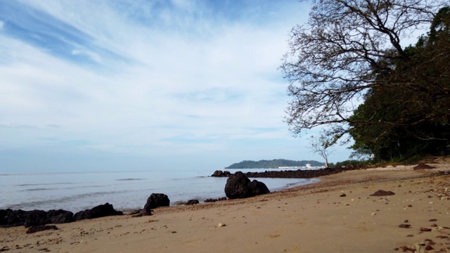 时光流逝的镜头，美丽的热带海滩下阴天和晴天视频素材