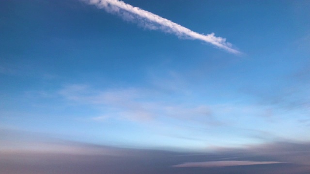 乘飞机旅行时从窗口看天空和云视频素材