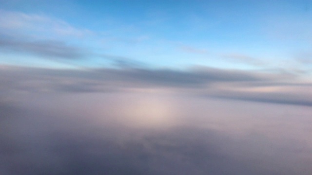 乘飞机旅行时从窗口看天空和云视频素材