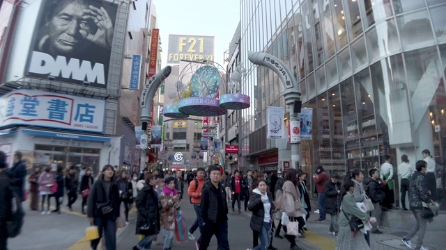 日本东京涩谷中心购物街区。视频素材