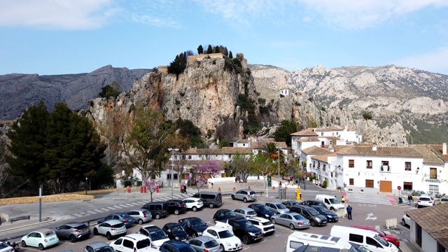 西班牙瓜德尔斯特城堡。El Castell de Guadalest是西班牙的一个市镇，位于阿利坎特省。瓜达勒斯特位于一座山上，是一个旅游景点。视频素材