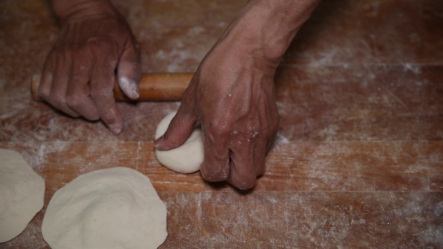 烹饪中国饺子(饺子)视频素材