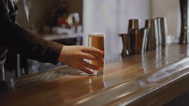 酒保准备并倒了一杯啤酒视频素材