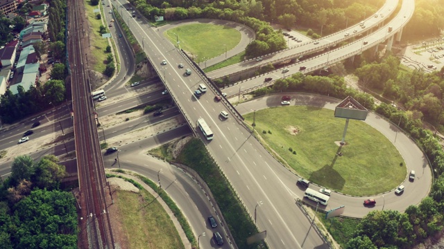 道路车辆在十字路口或十字路口或交通枢纽作圆周运动，无人机鸟瞰俯视图视频素材