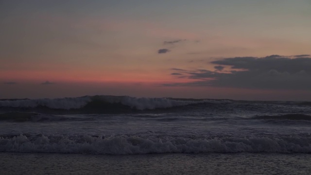 温暖的日落或日出时的海浪视频素材