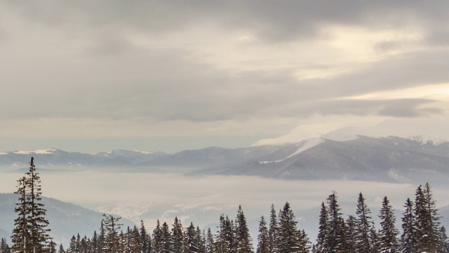 山峰上的雪被风吹走了。冬天的风景。天很冷，下着雪。视频素材