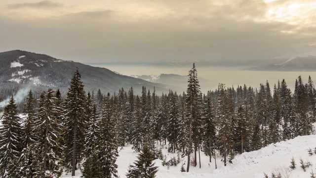 山峰上的雪被风吹走了。冬天的风景。天很冷，下着雪。视频素材