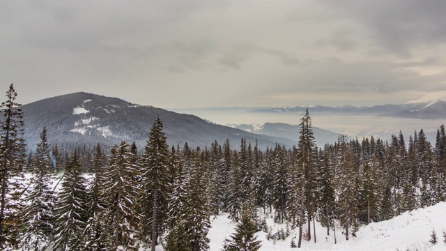 山峰上的雪被风吹走了。冬天的风景。天很冷，下着雪。视频素材