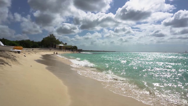 海浪冲上岸的海岸碎片视频素材