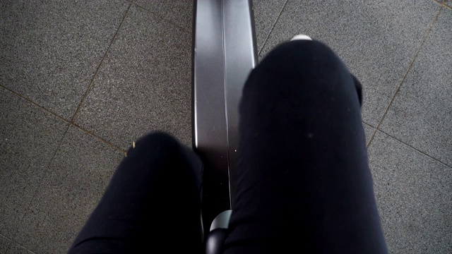 Top view on Senior woman legs spinning indoor bike in gym.近距离拍摄女人的腿在骑车锻炼。特写镜头。脚旋转踏板和静态自行车健身房的飞轮。4k拍摄视频素材