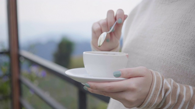 早上喝咖啡的漂亮年轻女人视频素材