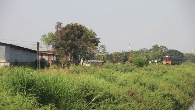 泰国火车经过乡村田野。视频素材