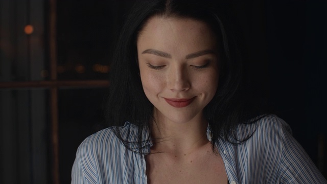 一个漂亮的女孩看着镜头微笑着。4 k超高清的视频素材画面3