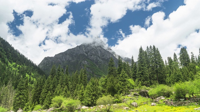 四姑娘山国家公园四姑娘山的低角度TL视图覆盖多云的昌平沟或昌平沟，中国四川省视频素材画面1