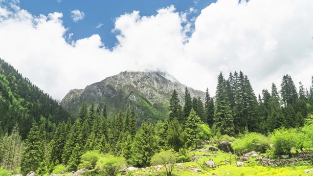 四姑娘山国家公园四姑娘山的低角度TL视图覆盖多云的昌平沟或昌平沟，中国四川省视频素材画面2