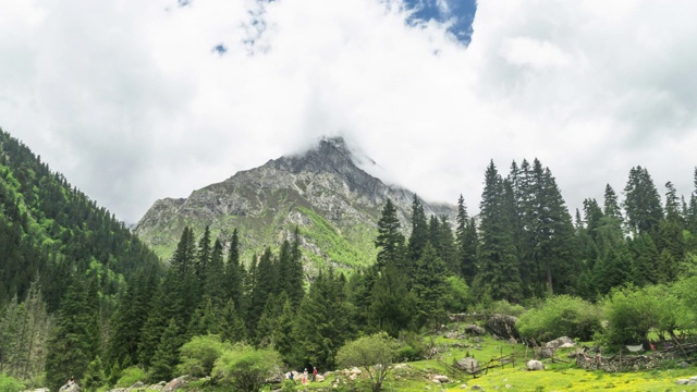 四姑娘山国家公园四姑娘山的低角度TL视图覆盖多云的昌平沟或昌平沟，中国四川省视频素材画面3