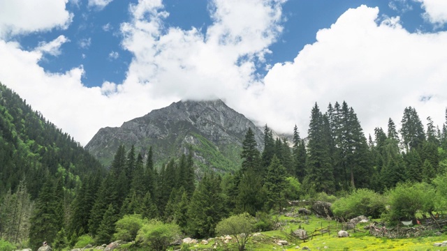 四姑娘山国家公园四姑娘山的低角度TL视图覆盖多云的昌平沟或昌平沟，中国四川省视频素材画面4