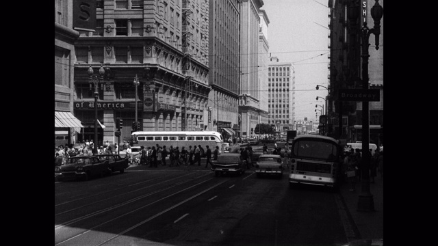 20世纪60年代-美国加州洛杉矶市中心拥挤街道的广角镜头视频素材