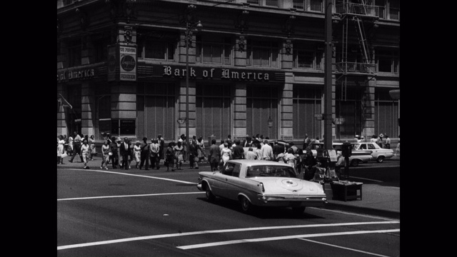 1960年-美国加州洛杉矶美国银行前拥挤的街道中景视频素材