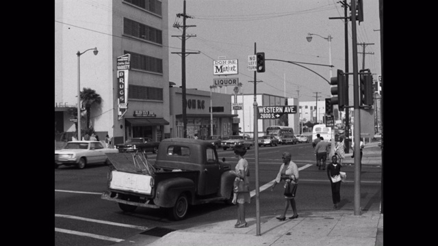 1960年的今天，在美国加利福尼亚州洛杉矶市的西部大街上行驶的车辆视频素材