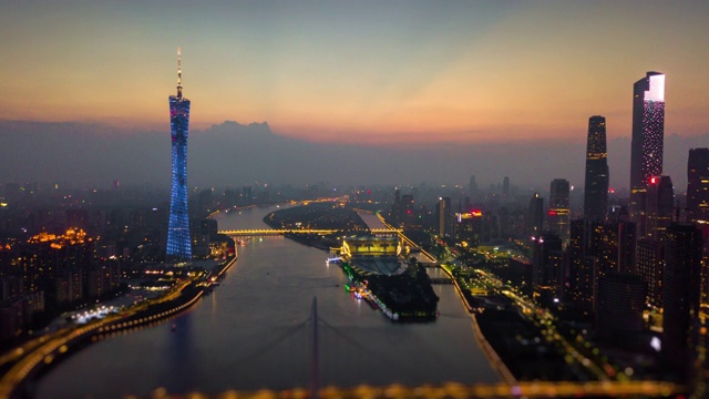 日落时间夜晚照明广州市中心城市景观珠江里德桥空中倾斜移位全景4k时间间隔中国视频素材