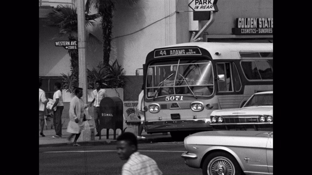 1960年的今天，美国加州洛杉矶西部大街上拥挤的街道视频素材