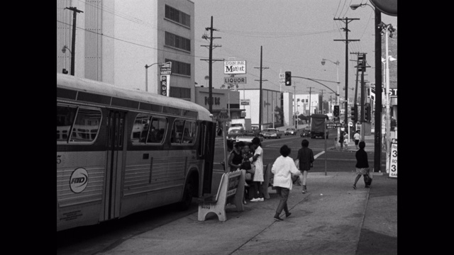 1960年代的今天，人们在美国加利福尼亚州洛杉矶的西部大街进出公共汽车视频素材