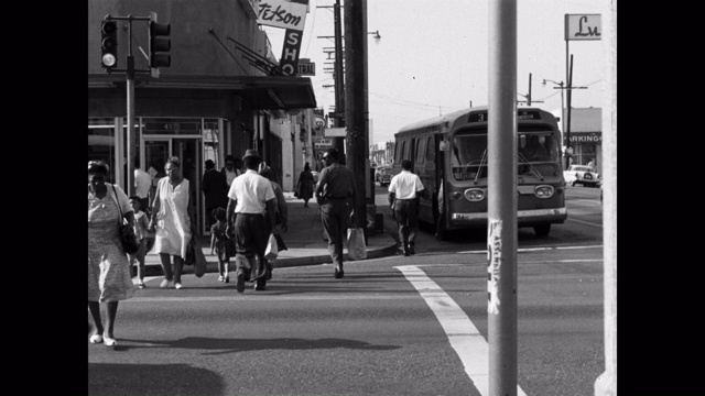 1960年代-中等拍摄的人过马路的城市，洛杉矶，加利福尼亚，美国视频素材