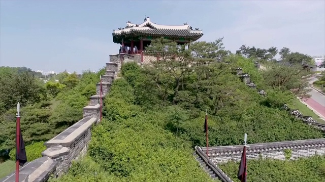 韩国京畿道水原花城城堡/水原寺的花洪门和东北江女亭视频素材