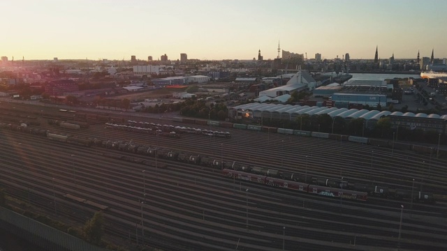 鸟瞰图主要火车站汉堡和Elbphilharmonie在日落德国视频素材