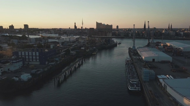 鸟瞰图主要火车站汉堡和Elbphilharmonie在日落德国视频素材