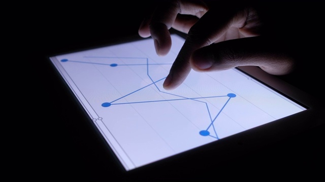 分析数字平板电脑财务图表视频素材