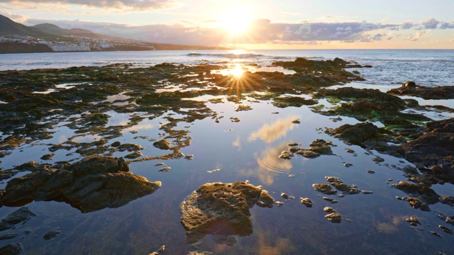 西班牙特内里费岛海岸。夕阳反射在岩石海洋自然池视频素材