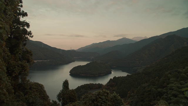 坝在日落秋天颜色日本秋天视频素材