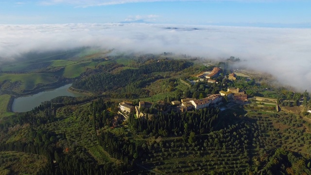 鸟瞰典型的Toscan景观。4 k视频素材