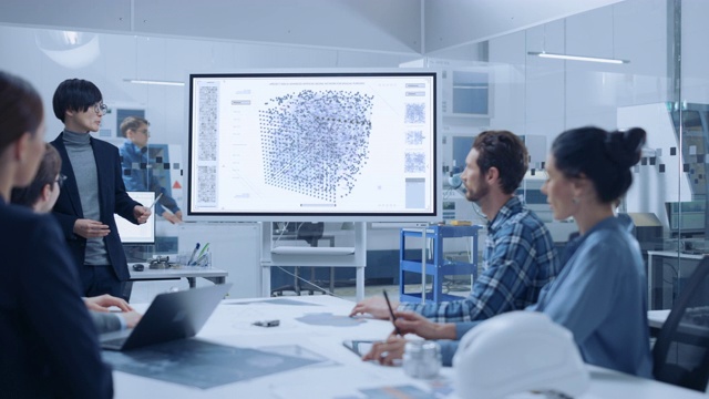 在会议上，亚洲专家向一群工程师，经理报告，谈论神经网络，机器学习，人工智能，使用数字白板。计算机科学研究视频购买
