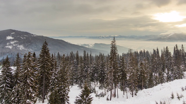 山峰上的雪被风吹走了。冬天的风景。天很冷，下着雪。视频素材