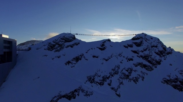 飞上一座高山桥，身后是阿尔卑斯山和夕阳视频下载