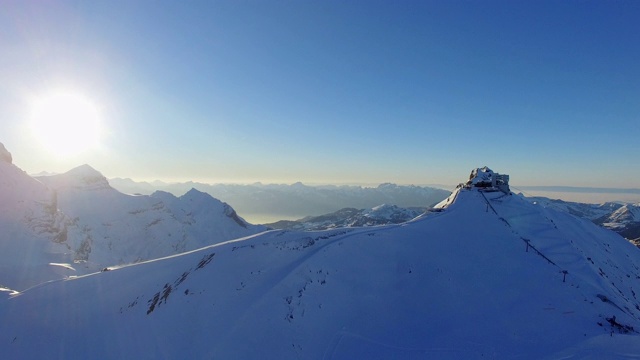 一个滑雪胜地的鸟瞰图在山顶与瑞士阿尔卑斯山后面视频素材