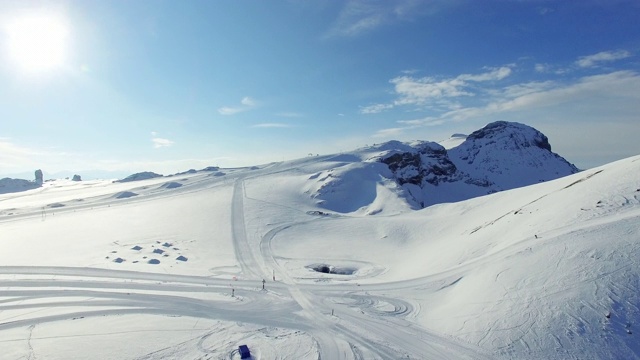 冬天在滑雪胜地上空飞行视频下载